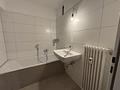 Kernsanierte 3-Zimmerwohnung mit großem Balkon, Blick ins Grüne und Stellplatz - Frisch renoviertes Bad