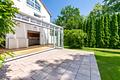Gepflegtes Einfamilienhaus mit moderner Ausstattung und bis zu neun Zimmern - Sonnige Terrasse mit angrenzendem Wintergarten