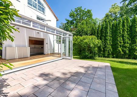 Gepflegtes Einfamilienhaus mit moderner Ausstattung und bis zu neun Zimmern - Sonnige Terrasse mit angrenzendem Wintergarten