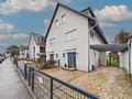 Solln: Baujahr 2023: Moderne Doppelhaushälfte mit schönem Westgarten und Carport - Strassenansicht