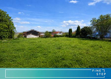 Top-Lage im 3er-Ensemble: Baureifes Grundstück mit genehmigtem Hausprojekt - FINESTEP Immobilien