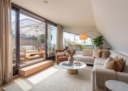 Verstecktes Juwel im Herzen der Maxvorstadt: Modernes Townhouse in ruhiger Hoflage - Wohnbereich mit Dachterrasse (virtuell möbliert)