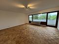 Kernsanierte 3-Zimmerwohnung mit großem Balkon, Blick ins Grüne und Stellplatz - Großzügiges Wohnzimmer