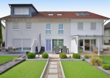 Lichtdurchflutetes Reihenmittelhaus in Top Zustand! - Rückansicht vom Garten 