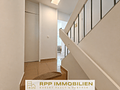 Stilvolle Split-Level-Wohnung mit Blick ins Grüne in Unterschleißheim - Treppenhaus/Flur