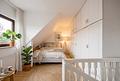 Charmante und gut geschnittene Maisonette-Wohnung mit Balkon in grüner Lage - Schlafzimmer mit Einbauten