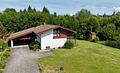 Familienfreundliches Einfamilienhaus mit weitläufigem Garten zur Vermietung in Happing - Blick zum Haus