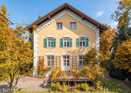 Historische Villa mit hinreißendem Flair und großem Raumangebot in ruhiger Lage - Charmante Landhaus-Architektur