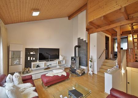 Wohntraum mit Balkon: 4-Zimmer-Wohnung mit neuen Fenstern und modernem Komfort - Wohnzimmer