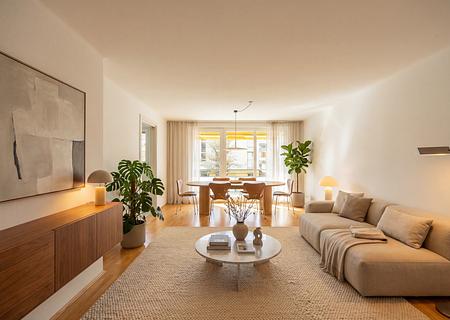 Urban, vielseitig und grün: Attraktive 2,5-Zimmer-Wohnung mit sonniger Loggia - Wohnen (virtuell möbliert)