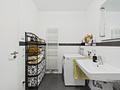 Einziehen ab Herbst – großzügige 4-Zimmer-Wohnung mit großem Balkon in München-Trudering - Badezimmer / Wanne / Waschmaschine