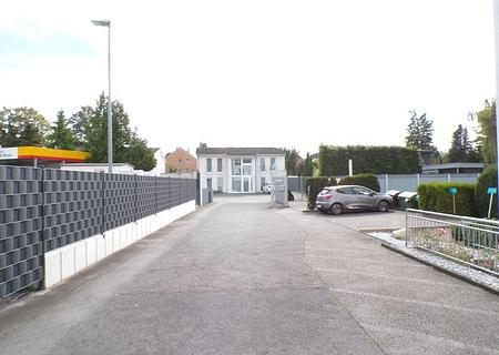 Baugrundstück (erschlossen) - an einer Hauptstraße, aber in 2.ter Reihe und dadurch ruhig gelegen - 1 Blick von Straße in die Einfahrt