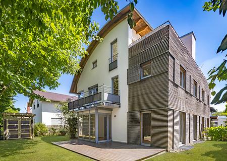 In ruhiger Gartenlage: Familiengerechte Haushälfte mit vier Schlafzimmern und Dachterrasse - Perfektes Familiendomizil