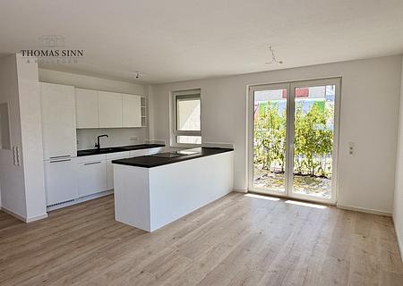 NEUWERTIGE 4-ZIMMER-MAISONETTE-WOHNUNG MIT BALKON UND 2 AUßENSTELLPLÄTZEN IN RUHIGER LAGE - Wohn-/Esszimmer