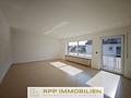 Helle 4,5-Zimmer-Wohnung mit Süd-Balkon und eigenem Garten in Lohhof - Wohnzimmer