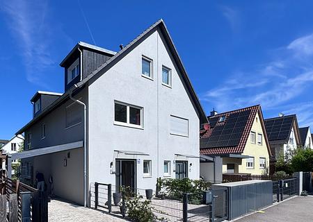 Solln: Moderne Doppelhaushälfte mit schönem Westgarten und Carport - Strassenansicht