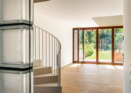 Neubau: Modernes Eckhaus am Starnberger See - Lichtdurchflutetes Wohn- und Essbereich