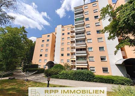 Helle 3,5-Zimmerwohnung mit sonniger West-Loggia und vielseitigem Potenzial – ideal für Familien - Hausansicht