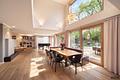 Moderne Architektenvilla mit exklusivem Interior-Konzept, Lift, Spa-Lounge, Home-Gym und Outdoorpool - Atemberaubender Luftraum über dem Essbereich