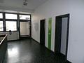 Gewerbehalle (oder Festmietparkplatzhalle) im Herzen von Köln - 3 Hauptgebäude Flur mit Aufzügen