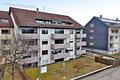 Ruhig gelegene 2-Zimmer-Wohnung mit offener Wohnküche, Balkon & Garage - zum Sommer bezugsfrei - Rückwärtige Ansicht