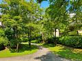 Ruhige 2-Zimmer-Erdgeschosswohnung mit geschützter Ostterrasse in München-Bogenhausen - Ausblick Wohnzimmer - KI-generiert