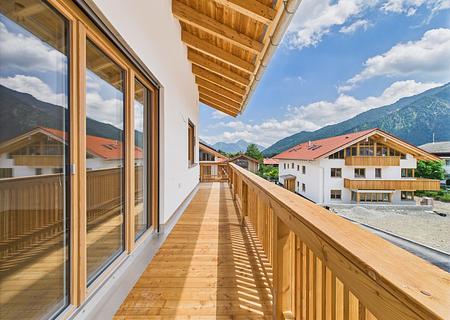 Blick zur Brecherspitz: Exklusive 2-Zimmer-Landhaus-Wohnung in Schliersee-Neuhaus - Ausblick vom Balkon
