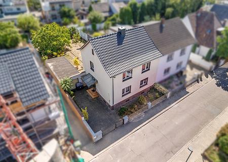 Attraktive Doppelhaushälfte mit Entwicklungspotenzial! - Drohne