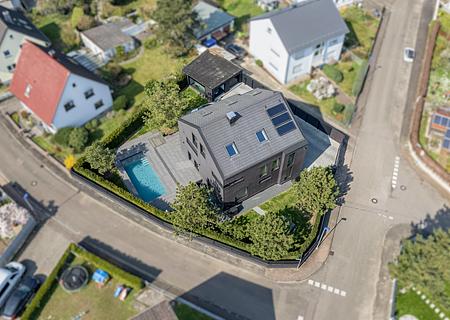Exklusives Designerhaus mit Poollandschaft und kompromissloser Ausstattung in Würmersheim - Luftaufnahme