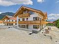 Exklusive Landhaus-Gartenwohnung mit Hobbyraum in Schliersee-Neuhaus mit Bergpanoramablick - Aussenansicht Mehrfamilienhaus