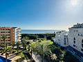 Maisonette-Wohnung mit 3 Schlafzimmern, 2 Bädern, 2 Kfz-Stellplätzen, Gemeinschaftspool und Meerblick nur 100 m vom Strand