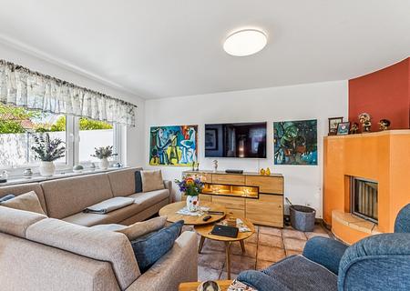Neuwertiges Drei-Giebel-Haus * Doppelhaushälfte zum Kauf auf Nießbrauchbasis - Wohnzimmer