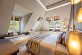 Penthouse der Spitzenklasse: Exquisites Interieur, Großzügigkeit und Privatsphäre - Masterschlafzimmer mit stilvoller Fenstersitzbank 