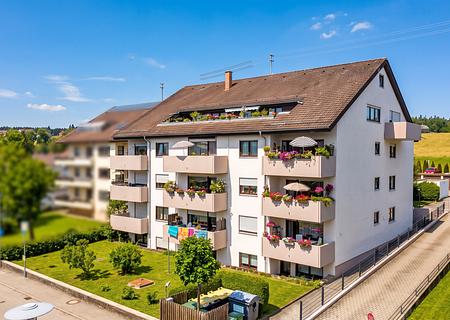 2-Zimmer-Erdgeschosswohnung, Garage, Balkon, Aufzug – ruhige Lage, zuverlässige Mieter - Hausansicht Straße