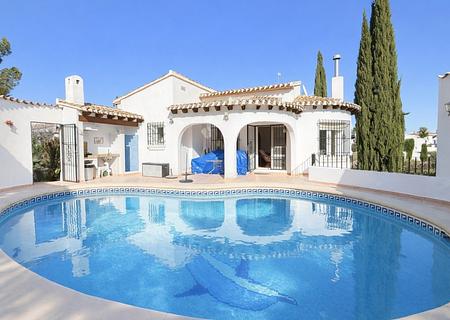 Ebenerdiges Sonnenhaus am Monte Pego mit Pool und Terrasse