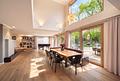 Moderne Architektenvilla mit exklusivem Interior-Konzept, Lift, Spa-Lounge, Home-Gym und Outdoorpool - Atemberaubender Luftraum über dem Essbereich