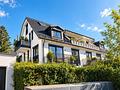 Sonnige 2-Zi.-Wohnung mit zwei Balkonen in ruhiger Lage - Modernes Mehrfamilienhaus unter blauem Himmel
