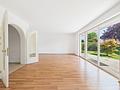 Grünes Familienidyll mit Bergblick – sofort bezugsfreie Doppelhaushälfte auf 578 m² Grundstück - Wohnzimmer