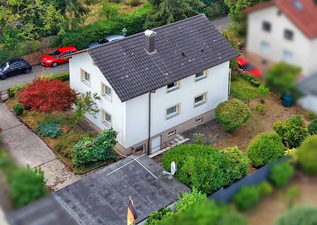 Charmantes Einfamilienhaus mit Garten, Garage & Hobbyraum – renovierungsbedürftig mit viel Potenzial - Hausansicht