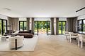 Bezugsfertiger Neubau: Luxuriöse Highend-Villa mit kosmopolitischem Flair und Pool - Großzügiger Wohn-/Essbereich mit Zugang zum Garten
