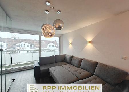 Renoviert: Attraktive 2,5-Zimmerwohnung mit Westbalkon in S-Bahn-Nähe - Unterschleißheim - Wohnzimmer