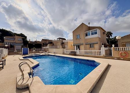 Villa mit 4 Schlafzimmern, 2 Bädern und Gemeinschaftspool
