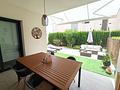Moderne Erdgeschoss-Wohnung mit 3 Schlafzimmern, 2 Bädern, privatem Garten und Gemeinschaftspool