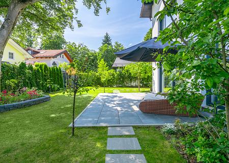Modernes Einfamilienhaus mit Wärmepumpe, vier Schlafzimmern und sonnigem Garten - Sonnige Südterrasse