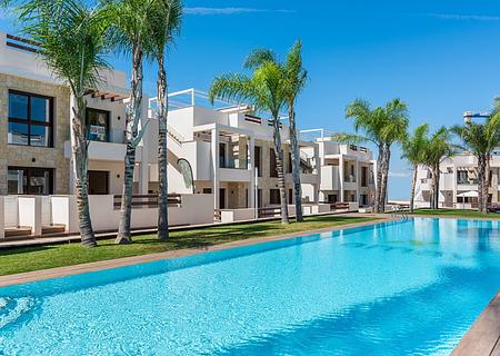 Sehr schöne Obergeschoss-Wohnungen mit 4 Schlafzimmern, 2 Badezimmern, Dachterrasse und 2 Gemeinschaftspool