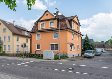 Historisches MFH mit 3 Wohnungen, Bauplatz & Top-Modernisierung – starke Kapitalanlage - Straßenansicht