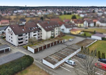 Attraktive 2-Zimmer-Kapitalanlage mit Balkon und Garage in ruhiger Lage von Schömberg - Rückansicht mit Garagenanlage)