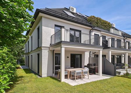 "Haus im Haus" in ruhiger Lage: Exklusive 5-Zimmer-Maisonette mit privatem Indoor-Pool und Garten - Garten-Oase in eleganter Stadtvilla