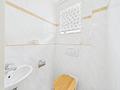 Schöne Doppelhaushälfte mit gepflegtem Garten, vielseitigem Souterrain & direktem Tiefgaragenzugang - Gäste-WC