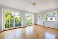 Gepflegtes Einfamilienhaus mit moderner Ausstattung und bis zu neun Zimmern - Großzügiges Zimmer mit bodentiefen Fenstern
